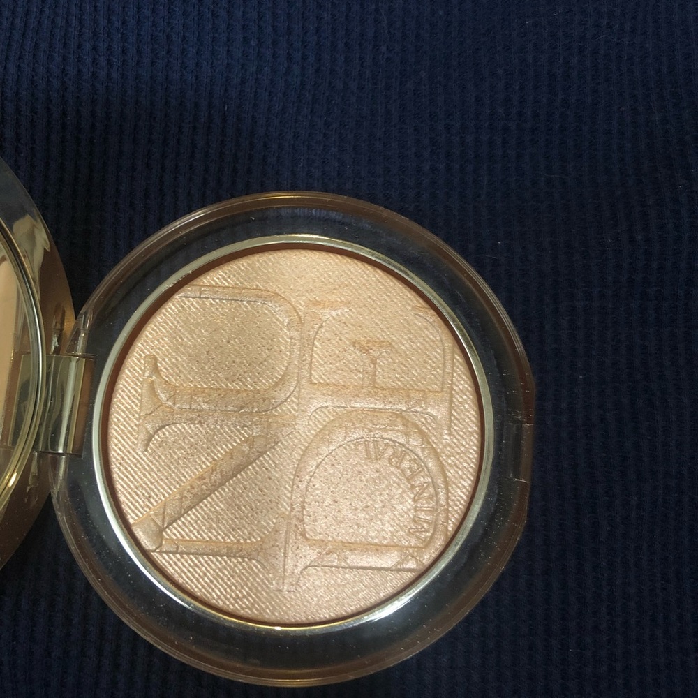 Diorskin nude luminizer in 02 pink glow